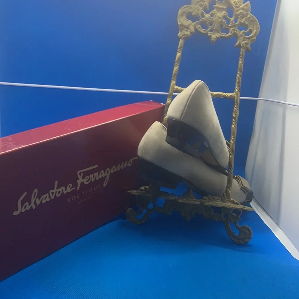 Salvatore‎ Ferragamo bow Pumps 5.5 B Beige suede black patent leather toe